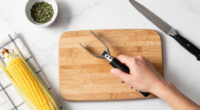 I’ll Never Shuck Corn Again After Learning An Ingenious Trick That Takes Seconds