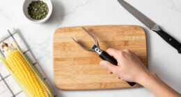 I’ll Never Shuck Corn Again After Learning An Ingenious Trick That Takes Seconds